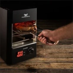 Steakreaktor 2.0 Indoor Grillgerät 850 °C 1600W Infrarot Made In Germany -Einrichtungsgeschäft 10029610 yy 0009 ambient Klarstein Steakreaktor Indoor Grillgeraet black reedit v2